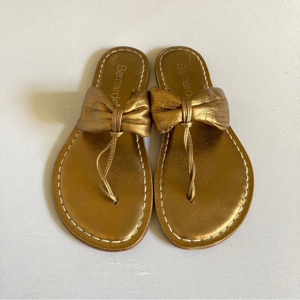 Bernardo Gold thong sandals size 8
